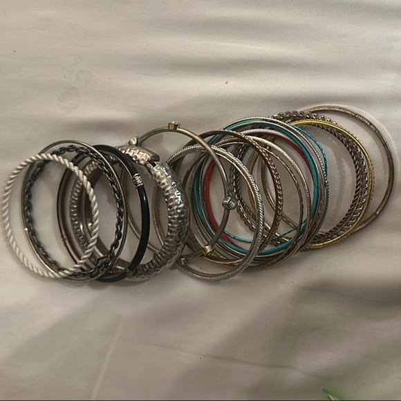 VINTAGE COSTUME JEWELRY LOT BANGLES BRACELETS 22 pieces! LOT 2 - Picture 5 of 5
